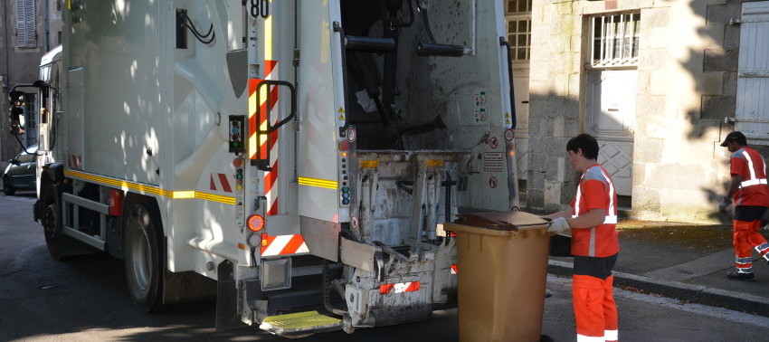 service déchets - levée de déchets camion