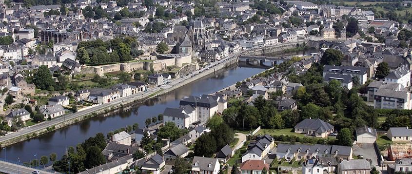 trouver un logement- Vue aérienne de la ville de Mayenne